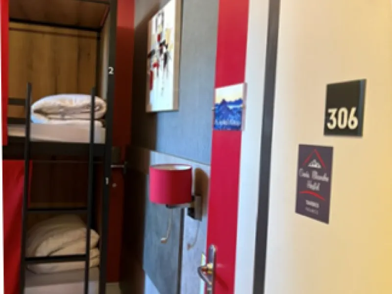 Lit en chambre partagée avec casier individuel Hotel la Croix Blanche Tarbes 