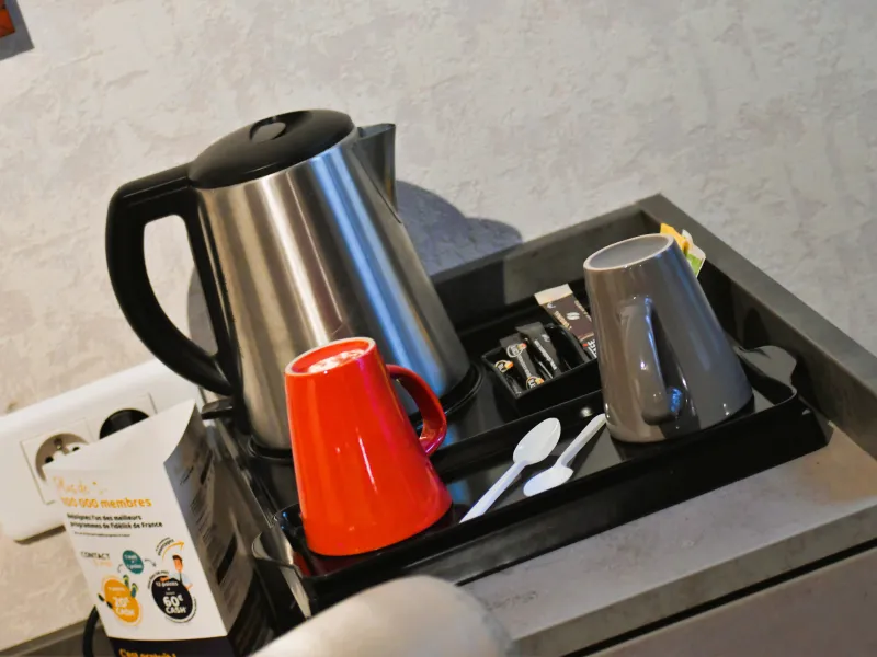 Plateau d'accueil dans toutes les chambres Hotel la Croix Blanche Tarbes 