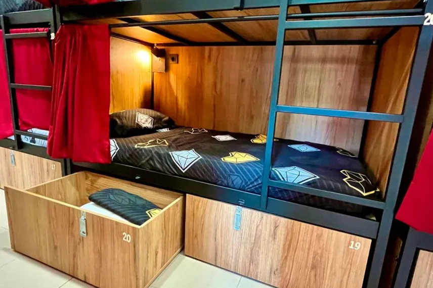 Lit en chambre partagée avec casier individuel Hotel la Croix Blanche Tarbes 