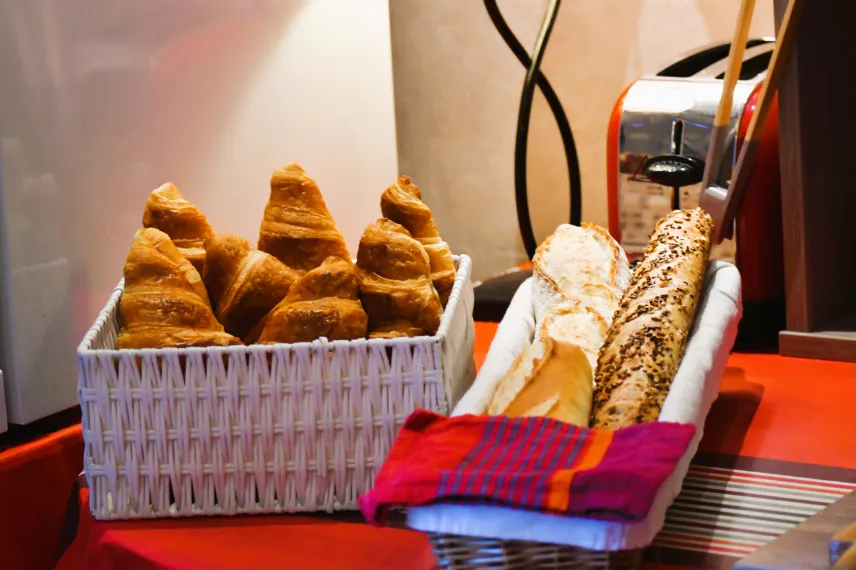 Viennoiseries fraîches proposées au buffet du petit-déjeuner