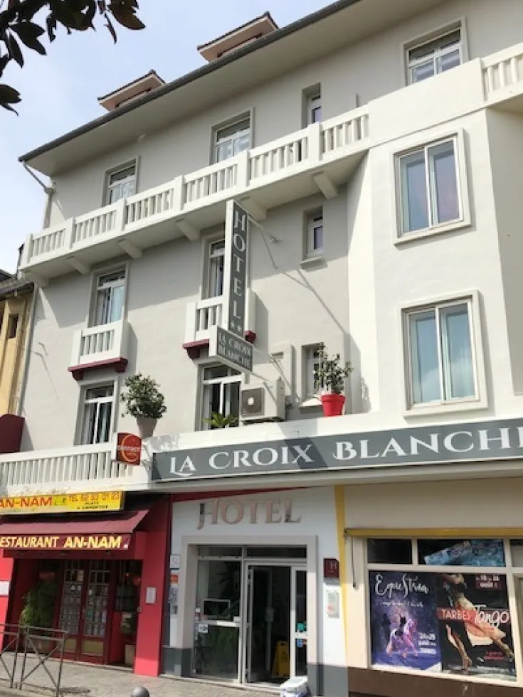 entrée place de verdun Hotel la Croix Blanche Tarbes 