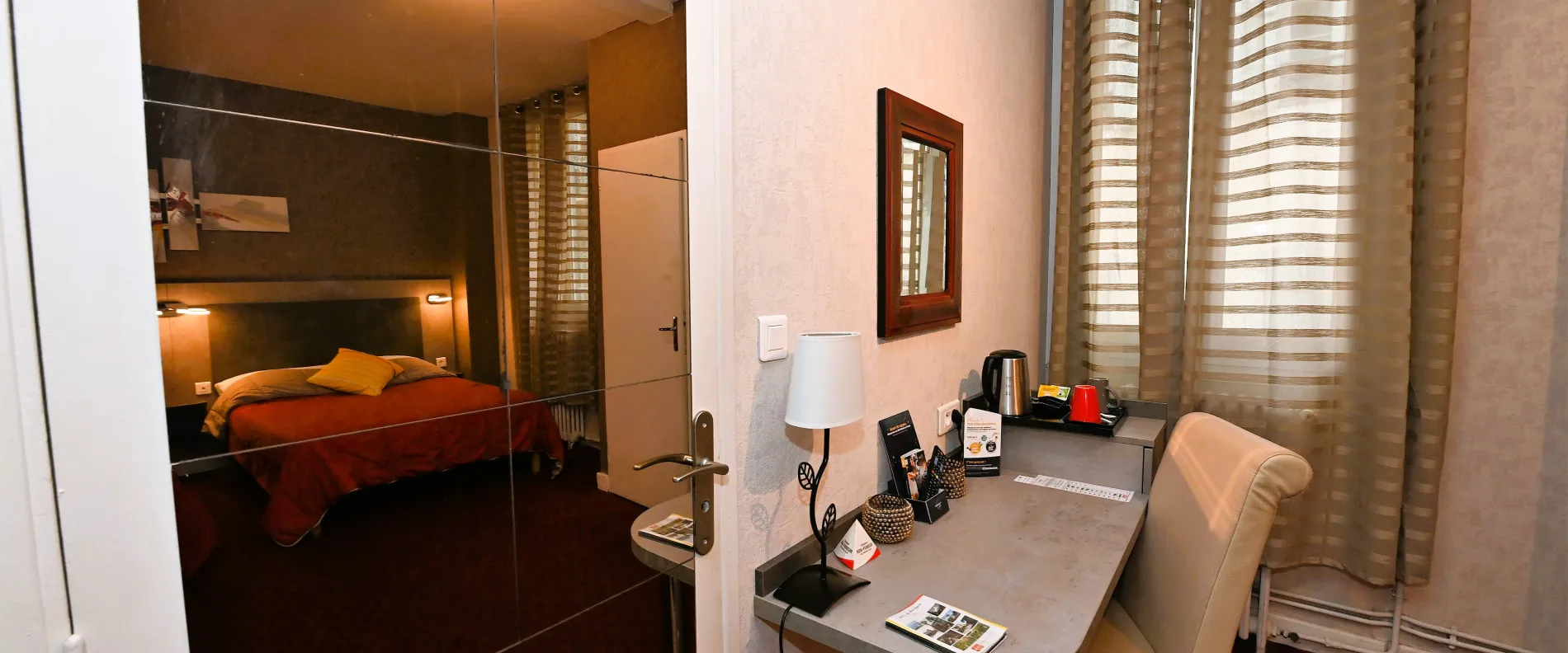 coin bureau chambre Hotel la Croix Blanche Tarbes 